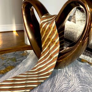 1 men’s tie, white and gold Peacock tie.